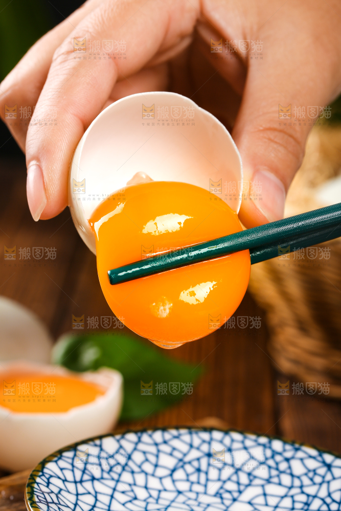 深底上的鸭蛋