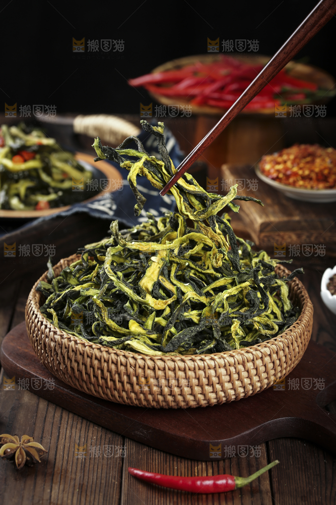 深底上的黄瓜干