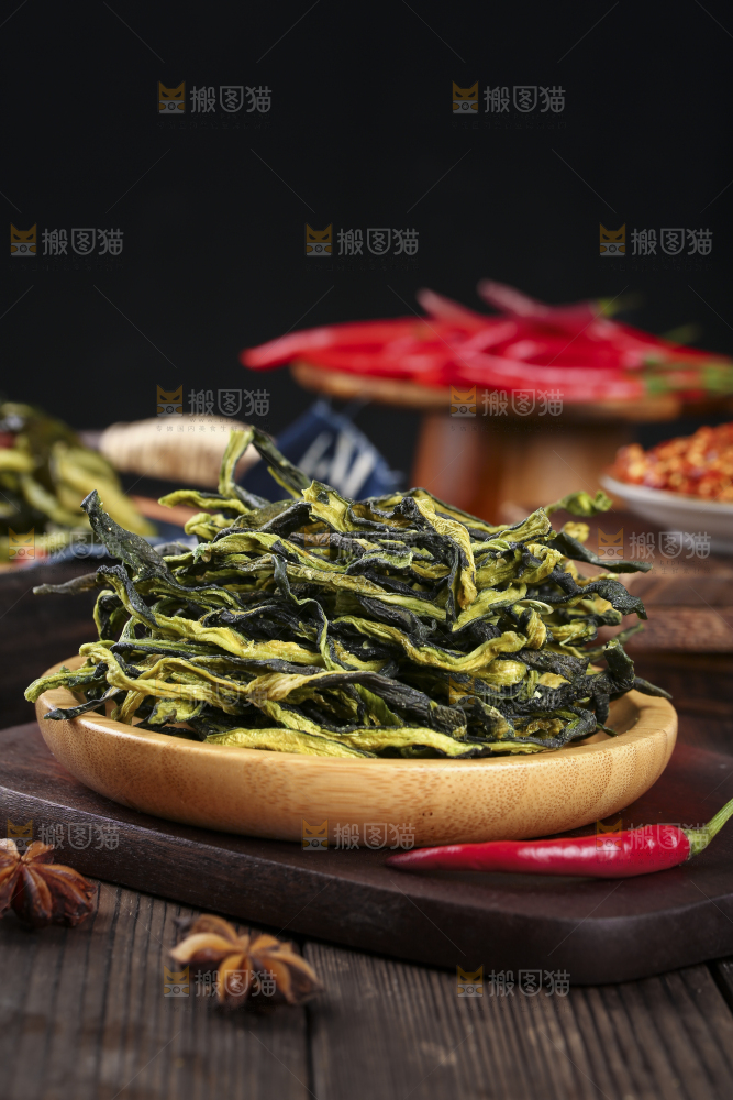深底上的黄瓜干