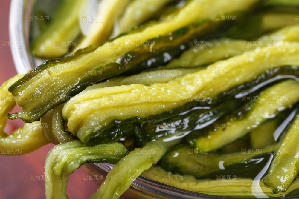 深底上的黄瓜干