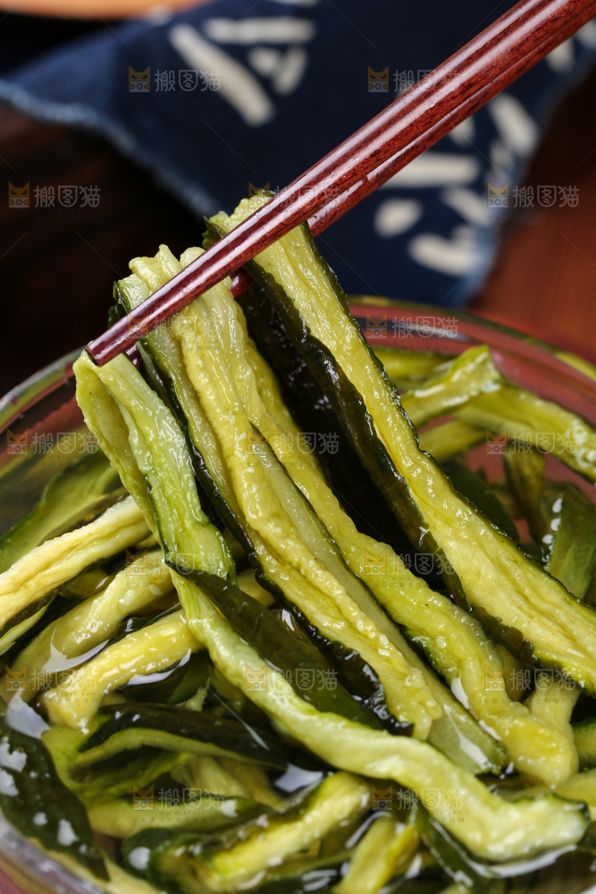 深底上的黄瓜干