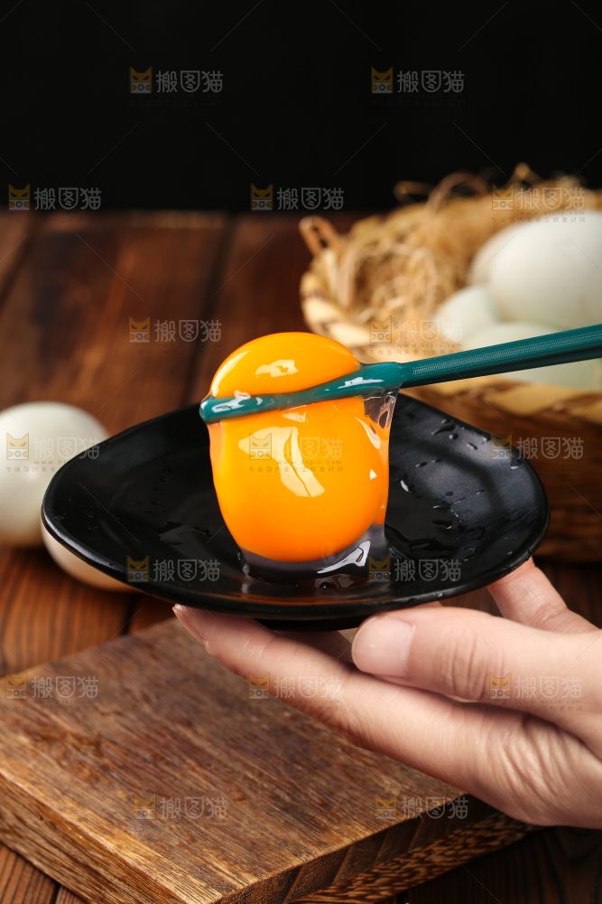 深底上的鸭蛋