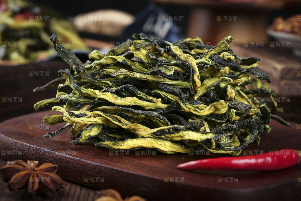 深底上的黄瓜干