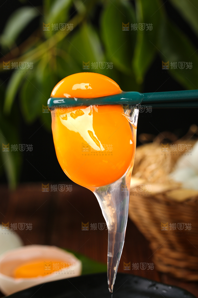 深底上的鸭蛋