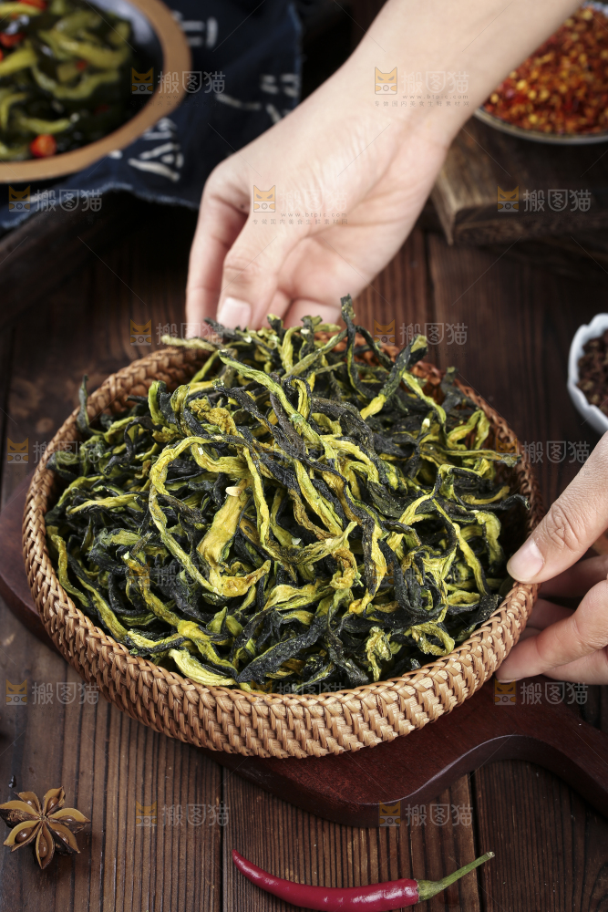 深底上的黄瓜干