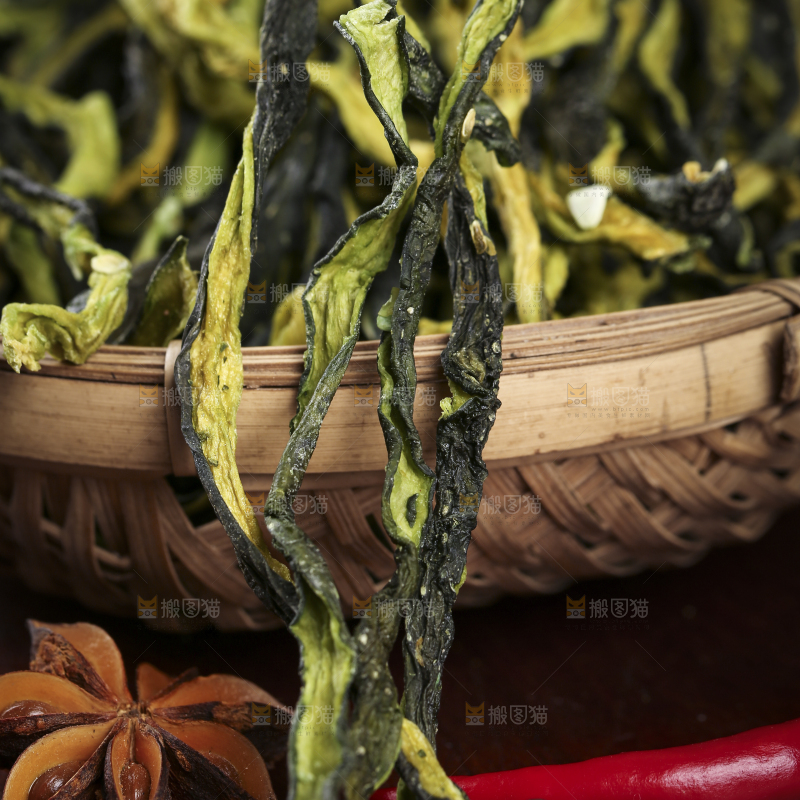 深底上的黄瓜干