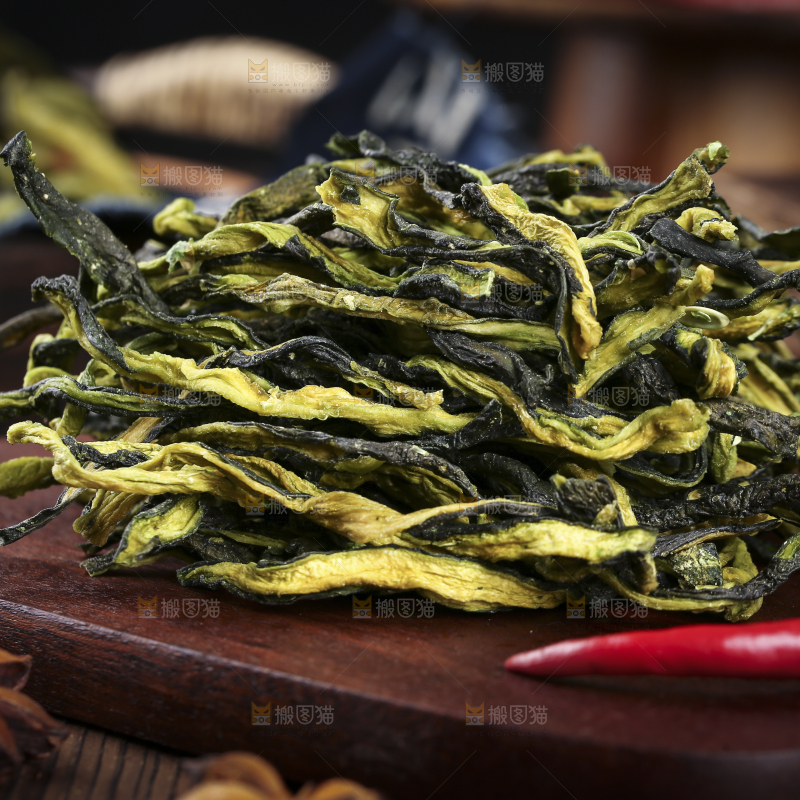 深底上的黄瓜干