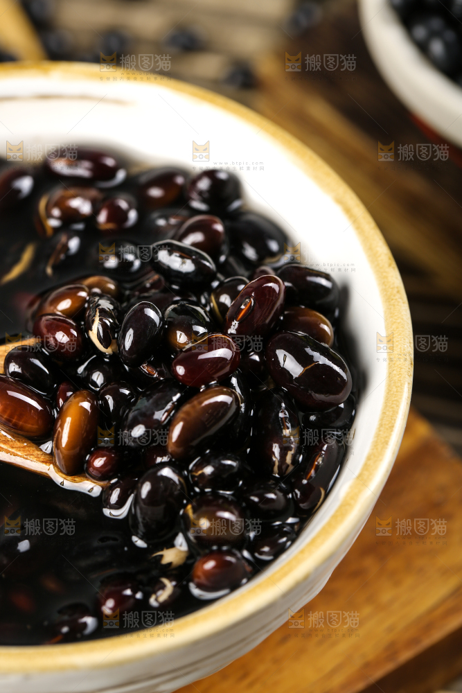 木底上的黑豆