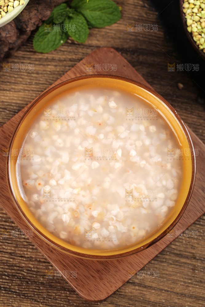 木底上的荞麦米粥