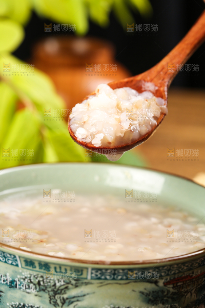 木底上的荞麦米粥