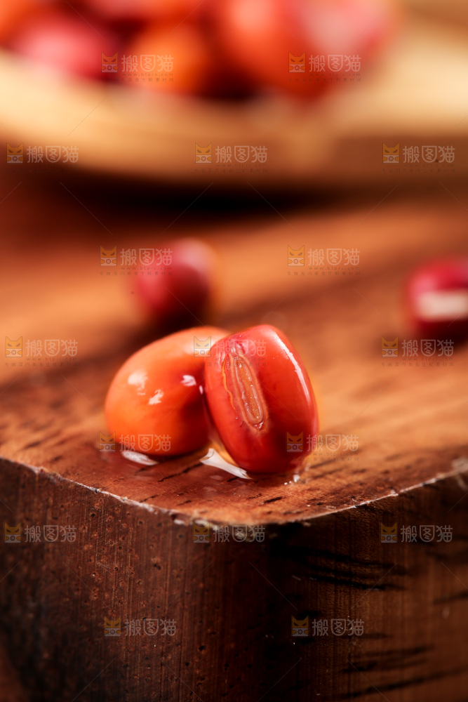 木底上的红豆