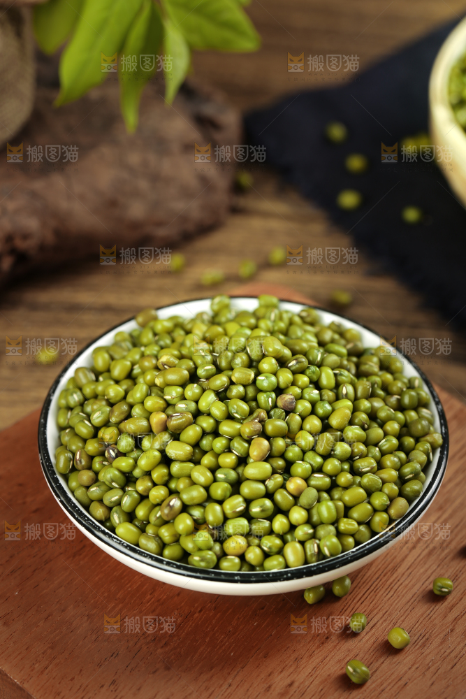 木底上的绿豆