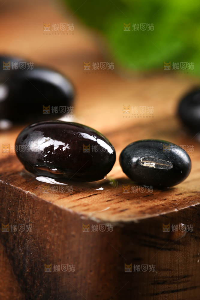 木底上的黑豆