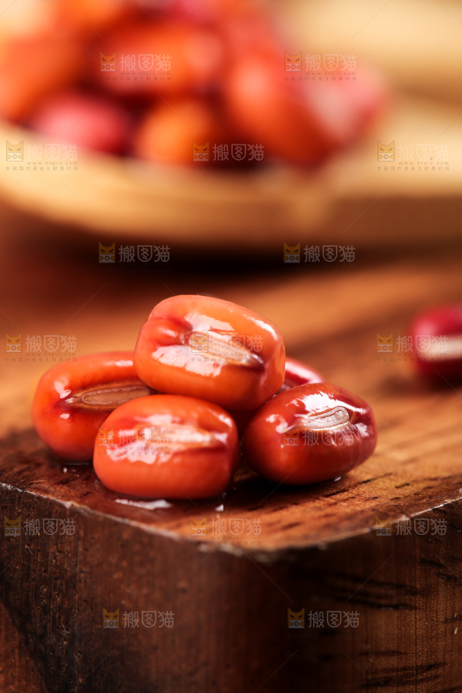 木底上的红豆