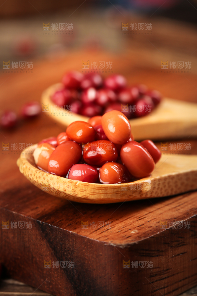 木底上的红豆