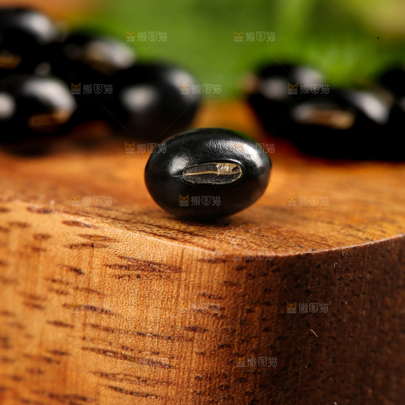 木底上的黑豆