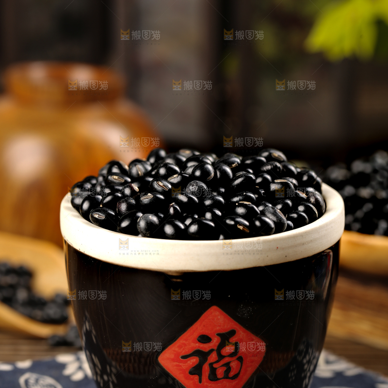 木底上的黑豆