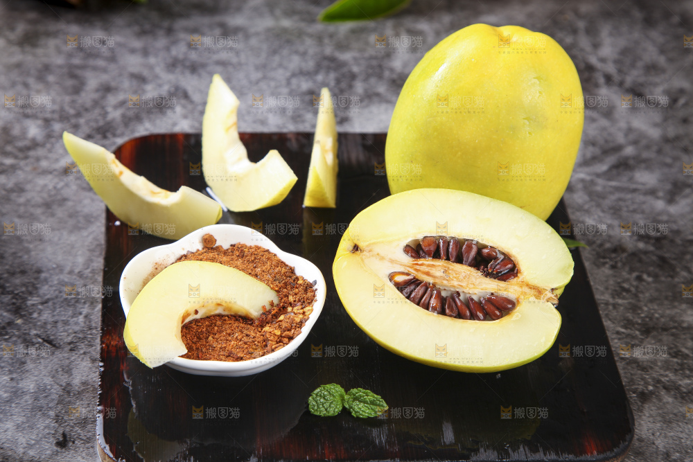 深底上的酸木瓜