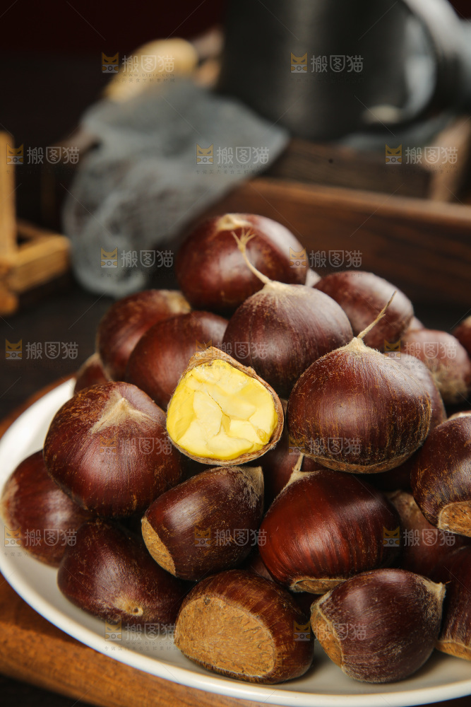 深底上的新鲜板栗