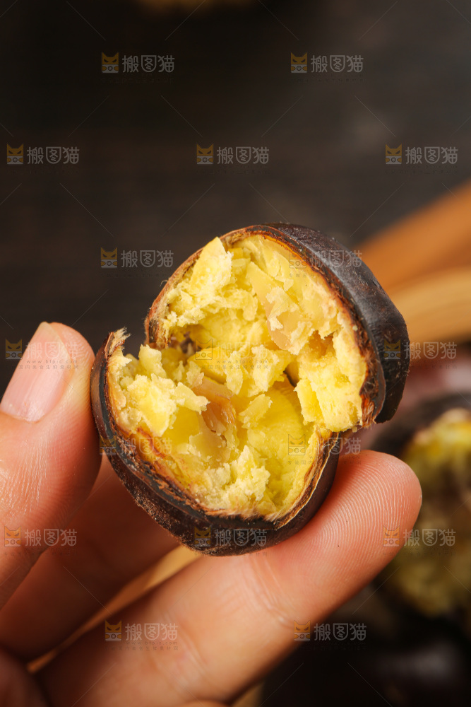 深底上的新鲜板栗