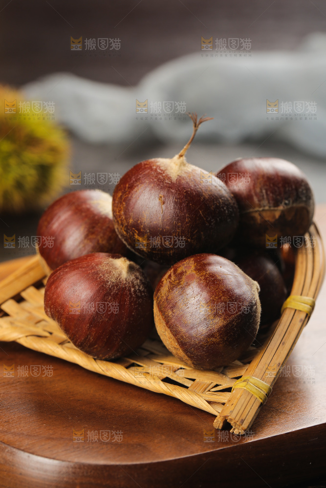 深底上的新鲜板栗