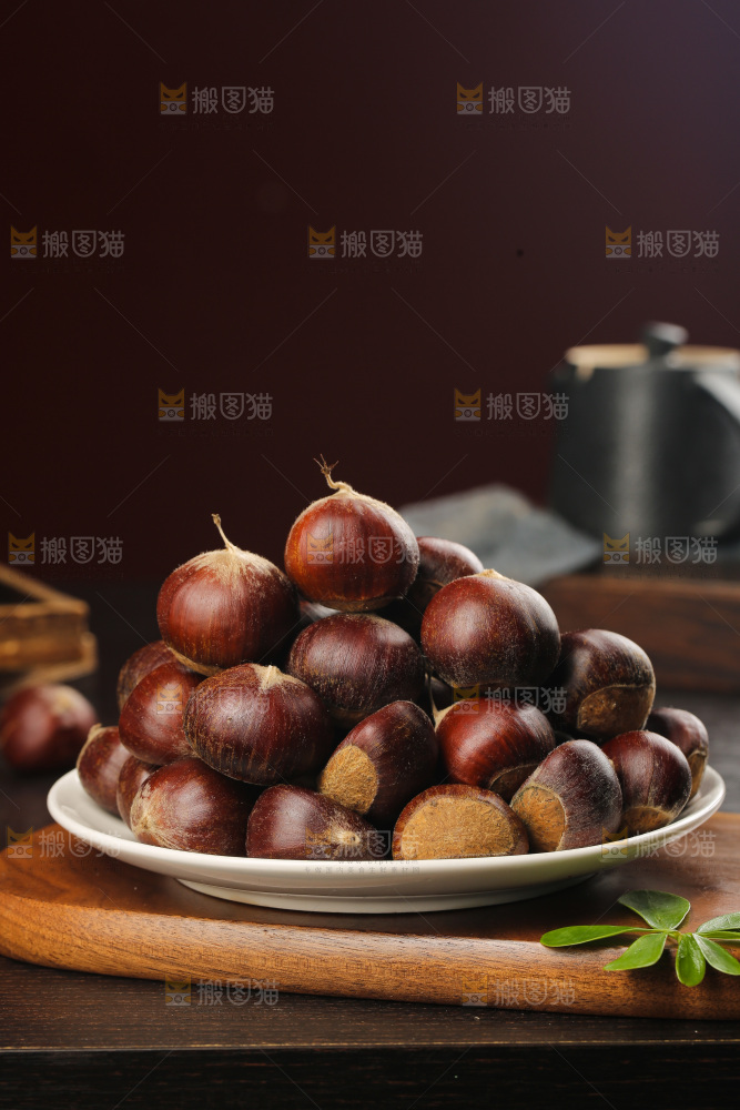 深底上的新鲜板栗