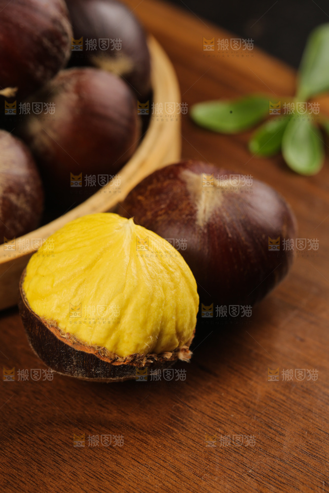 深底上的新鲜板栗