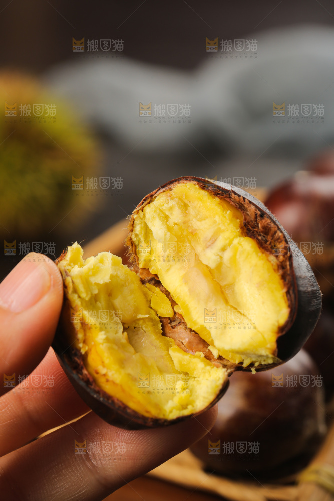 深底上的新鲜板栗