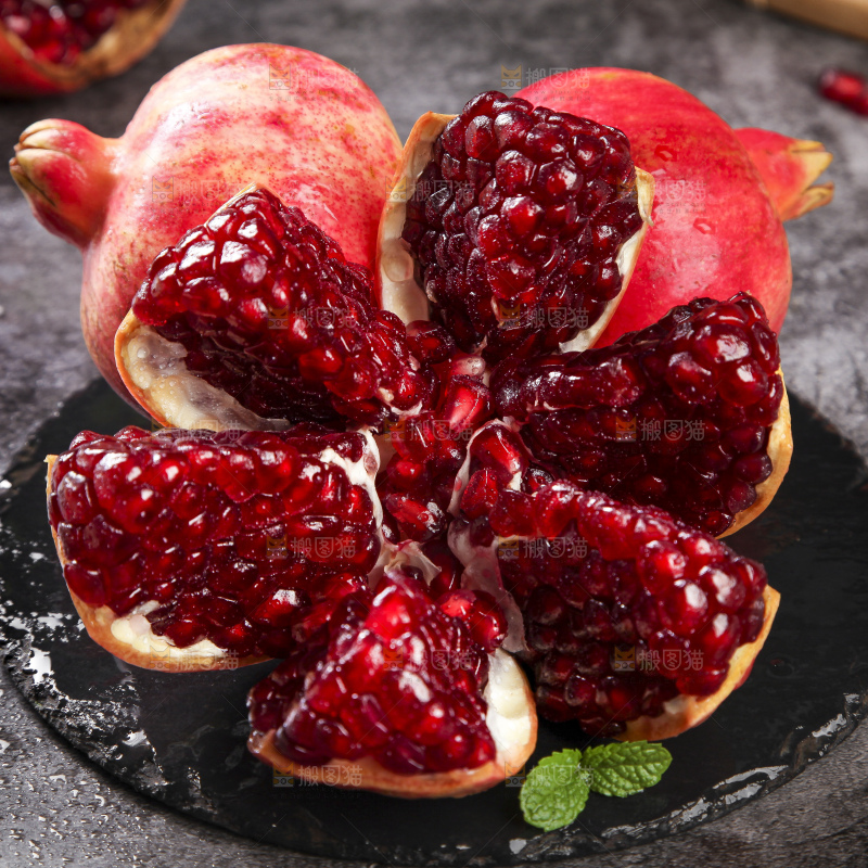 深底上的软籽石榴