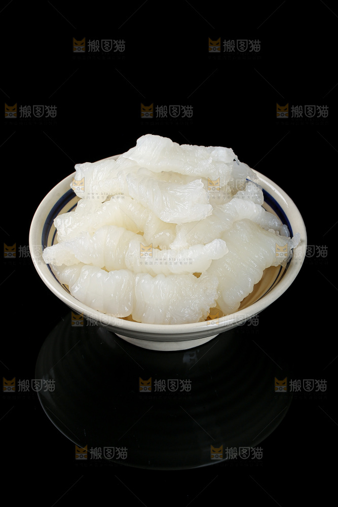 黑底上的新鲜鱼胶