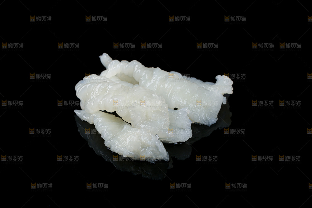 黑底上的新鲜鱼胶