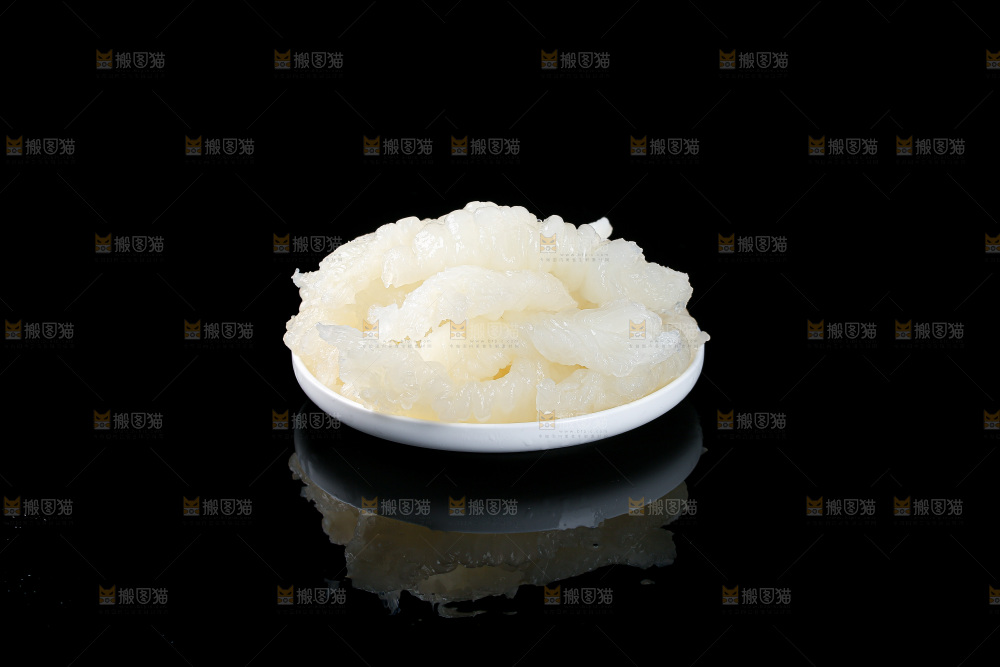 黑底上的新鲜鱼胶