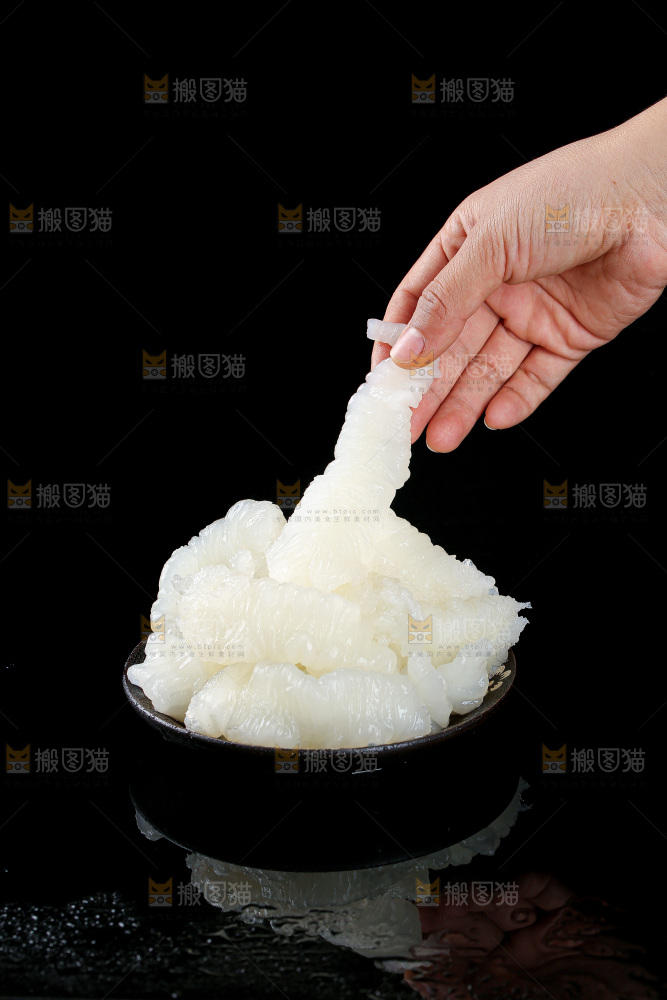 黑底上的新鲜鱼胶