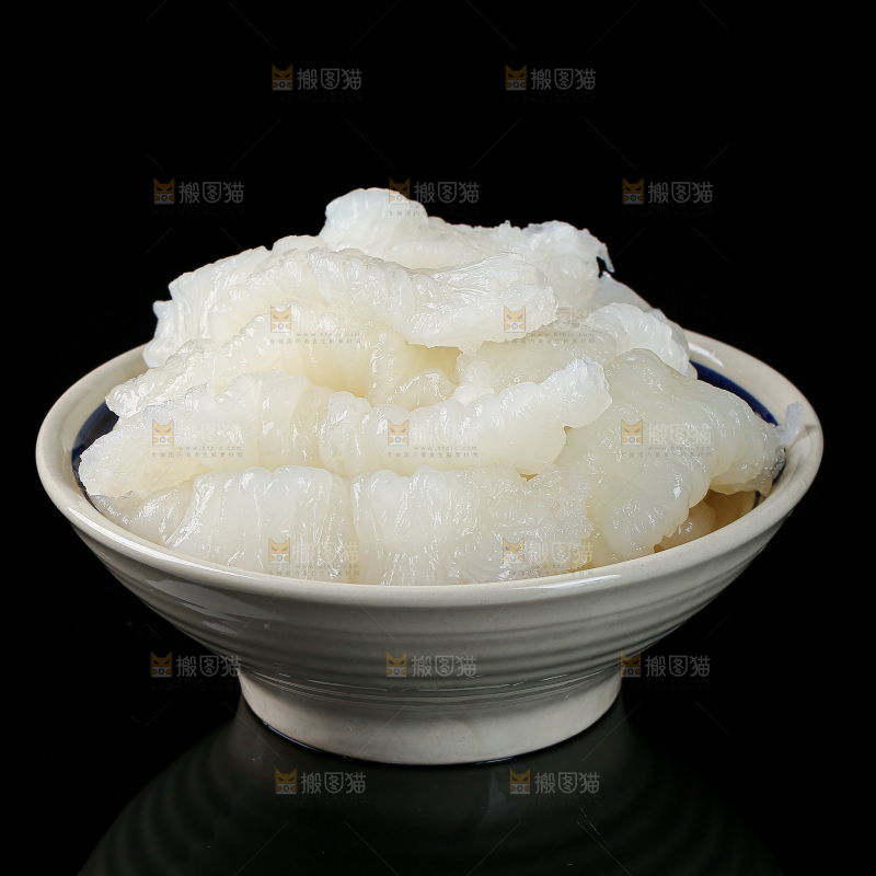 黑底上的新鲜鱼胶