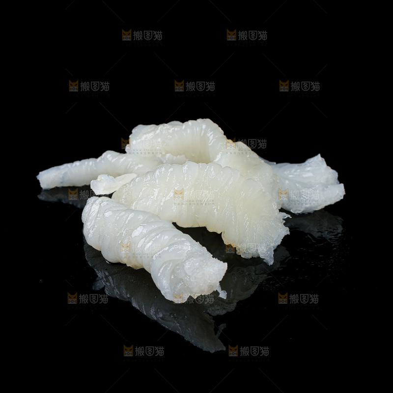 黑底上的新鲜鱼胶