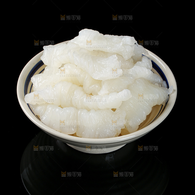 黑底上的新鲜鱼胶