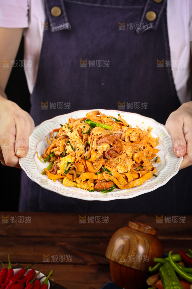 深底上的炒合菜