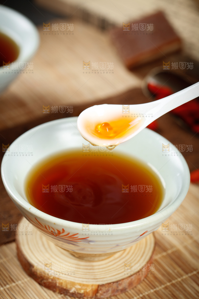 深底上的红糖姜茶