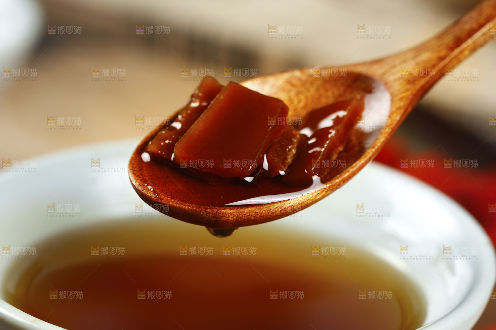 深底上的红糖姜茶