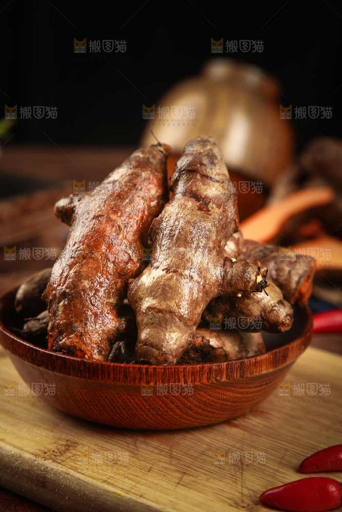 深底上的姜黄