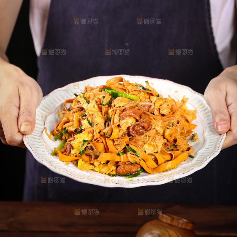 深底上的炒合菜