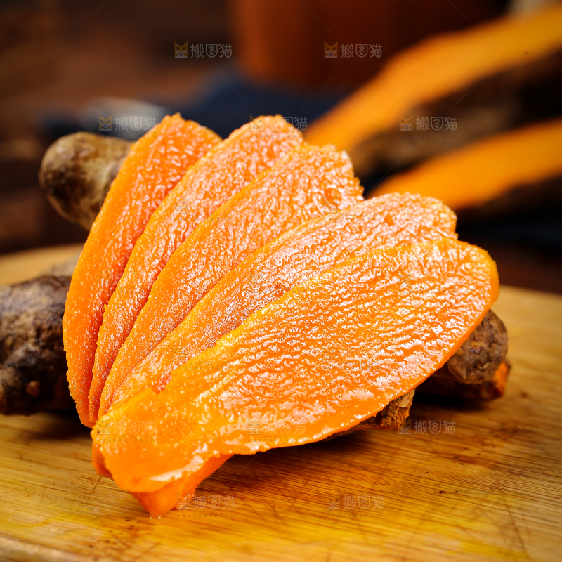 深底上的姜黄