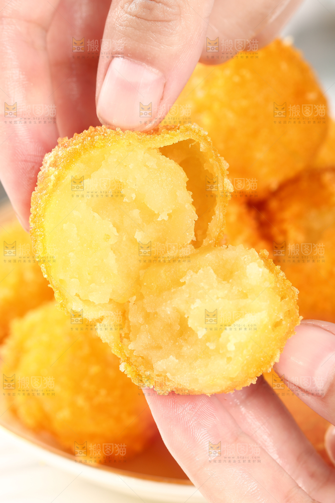 浅底上的黄金土豆球