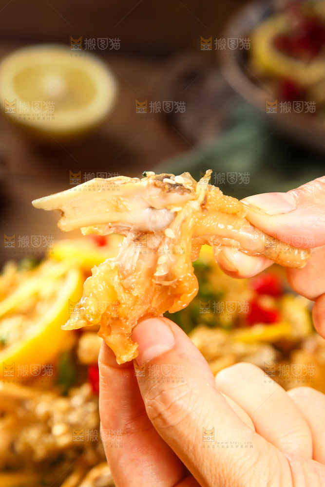 深底上的柠檬鸡爪