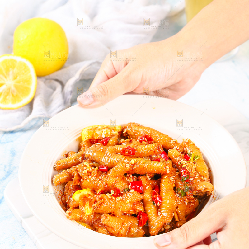 浅底上的香辣鸡爪