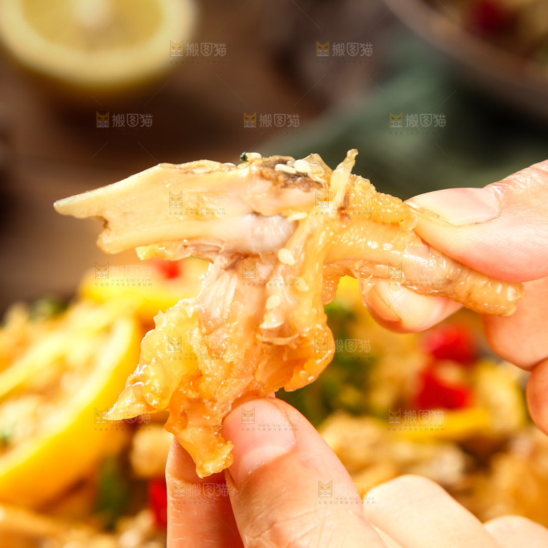 深底上的柠檬鸡爪