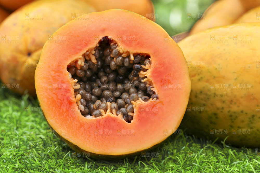 草地上的红心木瓜