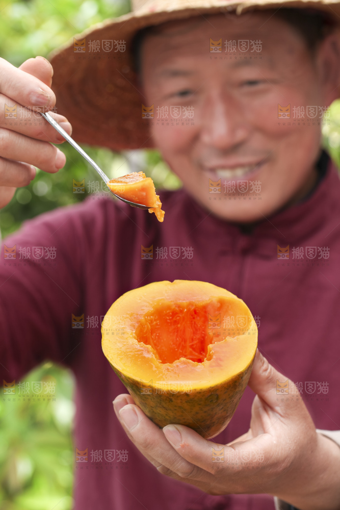 手里拿着红心木瓜