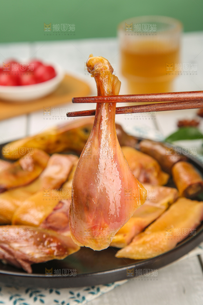 木底上的风干鸭