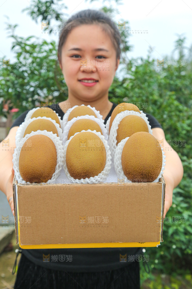 手里拿着佳沛奇异果